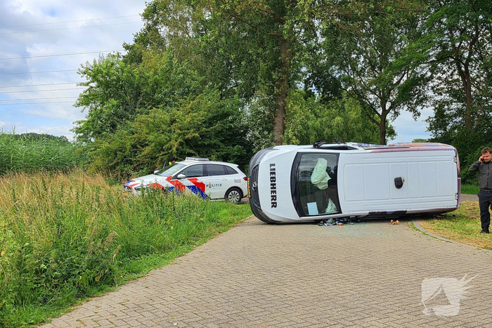 Bestelbus kantelt na aanrijding