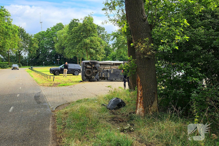 Bestelbus kantelt na aanrijding