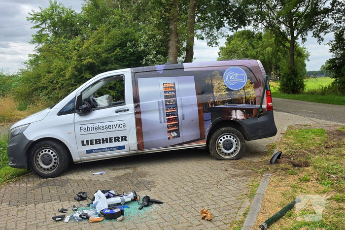 Bestelbus kantelt na aanrijding