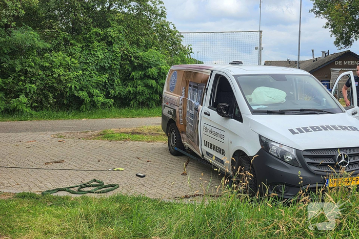 Bestelbus kantelt na aanrijding