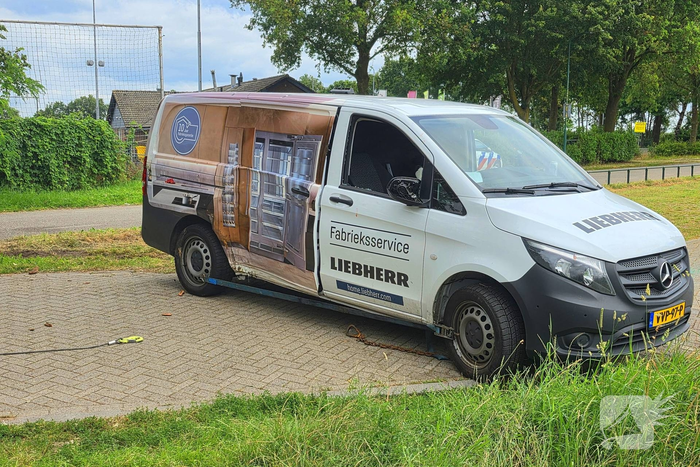 Bestelbus kantelt na aanrijding