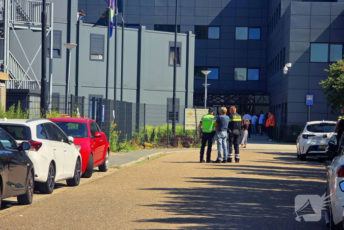 Persoon met verward gedrag op dak van COA-locatie
