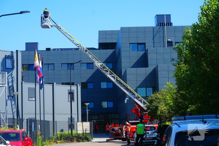 Persoon met verward gedrag op dak van COA-locatie