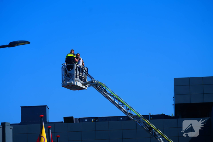 Persoon met verward gedrag op dak van COA-locatie