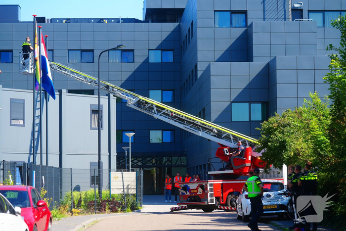 Persoon met verward gedrag op dak van COA-locatie