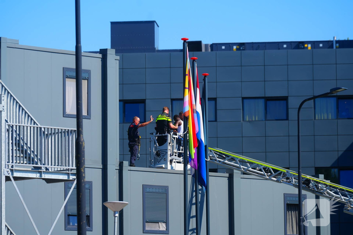 Persoon met verward gedrag op dak van COA-locatie