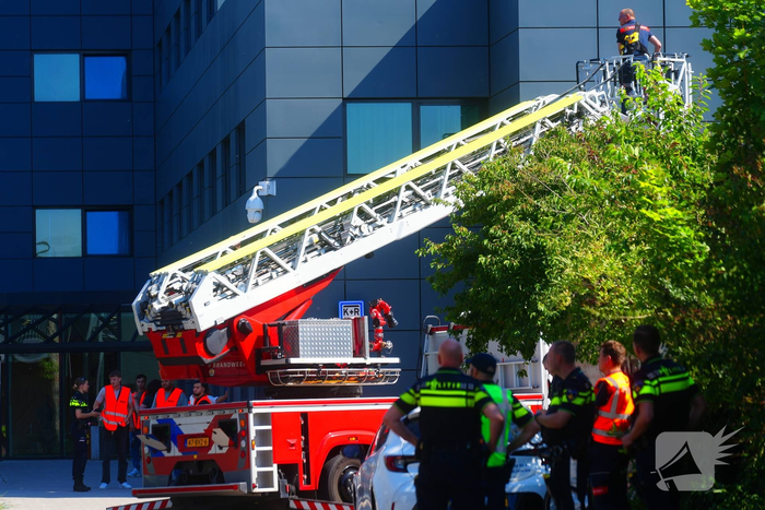 Persoon met verward gedrag op dak van COA-locatie