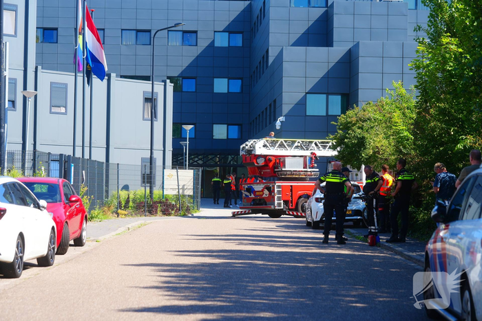 Persoon met verward gedrag op dak van COA-locatie