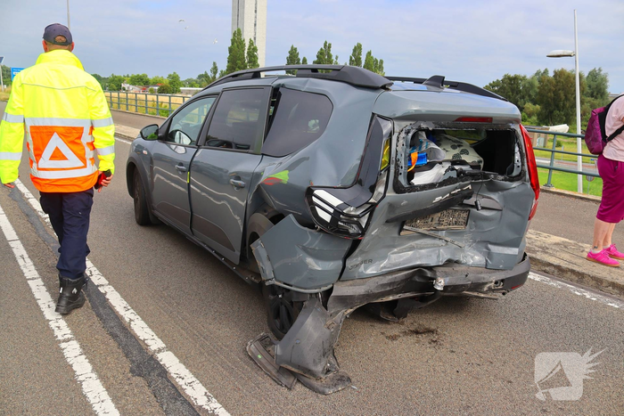 Twee auto's botsen door pechvrachtwagen