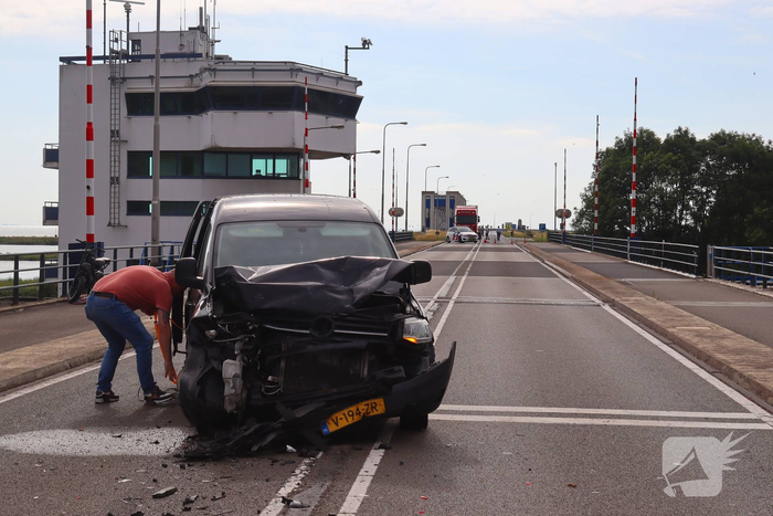 Twee auto's botsen door pechvrachtwagen