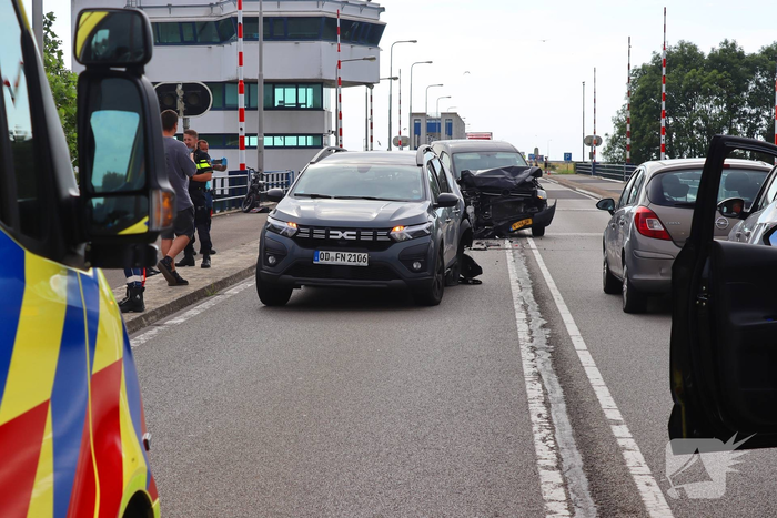 Twee auto's botsen door pechvrachtwagen