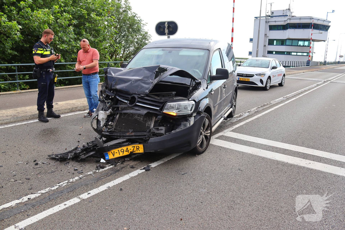 Twee auto's botsen door pechvrachtwagen