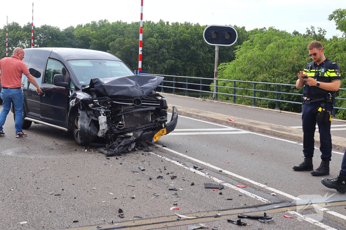 Twee auto's botsen door pechvrachtwagen