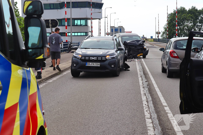 Twee auto's botsen door pechvrachtwagen