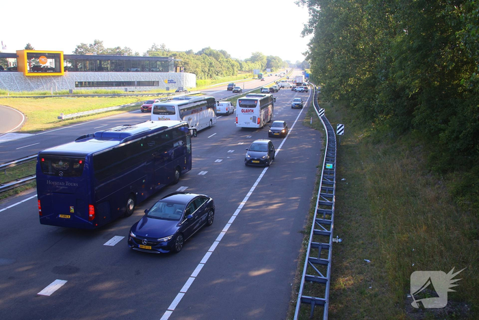 Gewonde en ravage nadat auto op zijkant belandt