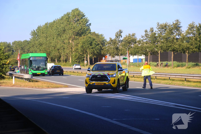 Gewonde en ravage nadat auto op zijkant belandt