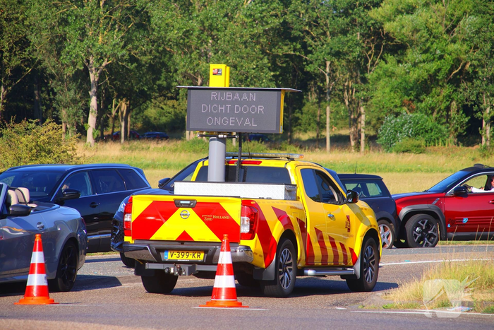 Gewonde en ravage nadat auto op zijkant belandt