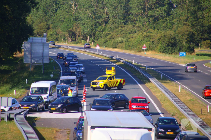 Gewonde en ravage nadat auto op zijkant belandt