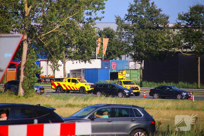 Gewonde en ravage nadat auto op zijkant belandt