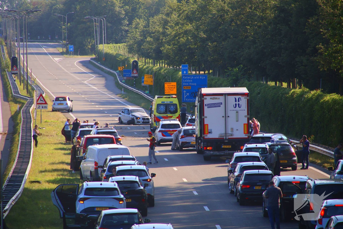Gewonde en ravage nadat auto op zijkant belandt