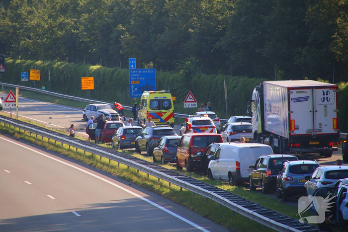 Gewonde en ravage nadat auto op zijkant belandt