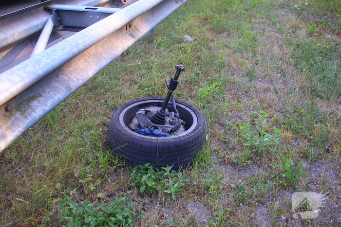 Gewonde en ravage nadat auto op zijkant belandt