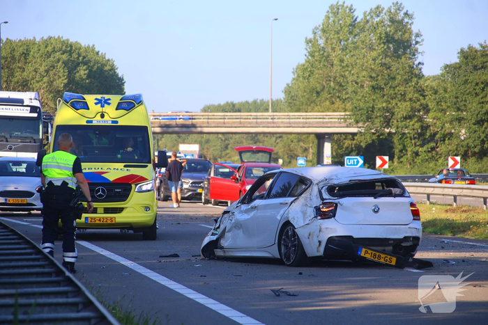 Gewonde en ravage nadat auto op zijkant belandt