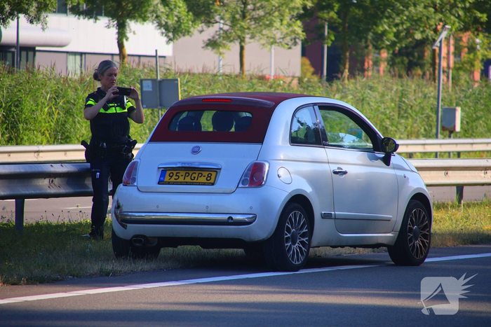 Gewonde en ravage nadat auto op zijkant belandt
