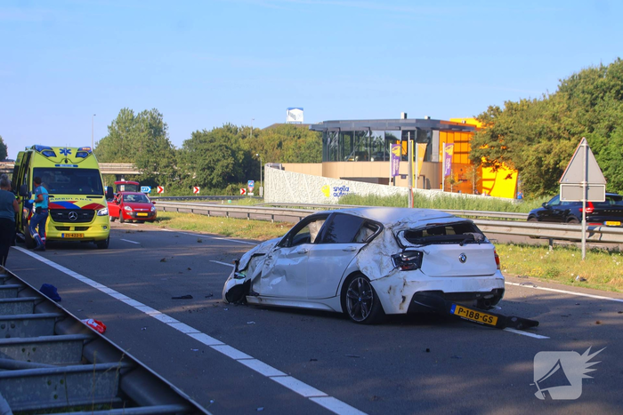 Gewonde en ravage nadat auto op zijkant belandt