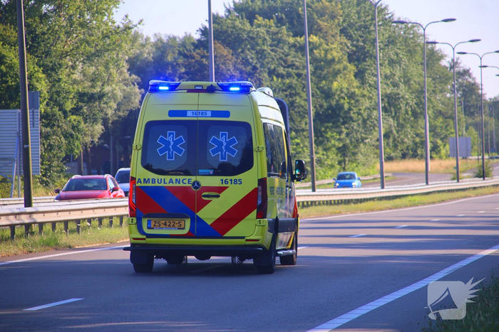 Gewonde en ravage nadat auto op zijkant belandt