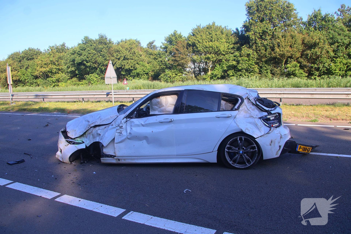 Gewonde en ravage nadat auto op zijkant belandt