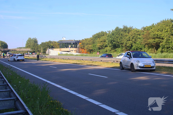 Gewonde en ravage nadat auto op zijkant belandt