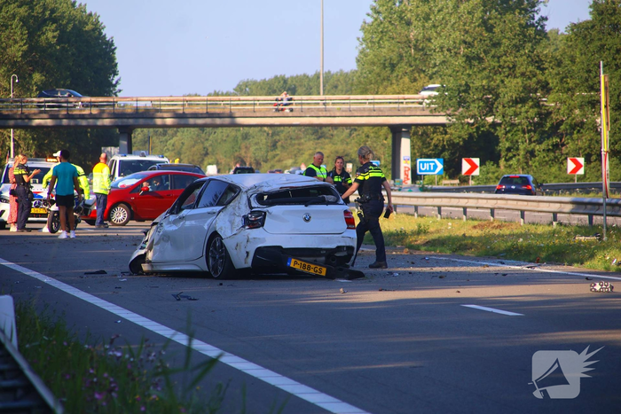 Gewonde en ravage nadat auto op zijkant belandt