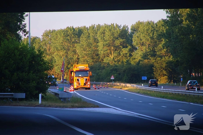 Gewonde en ravage nadat auto op zijkant belandt