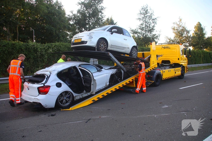 Gewonde en ravage nadat auto op zijkant belandt