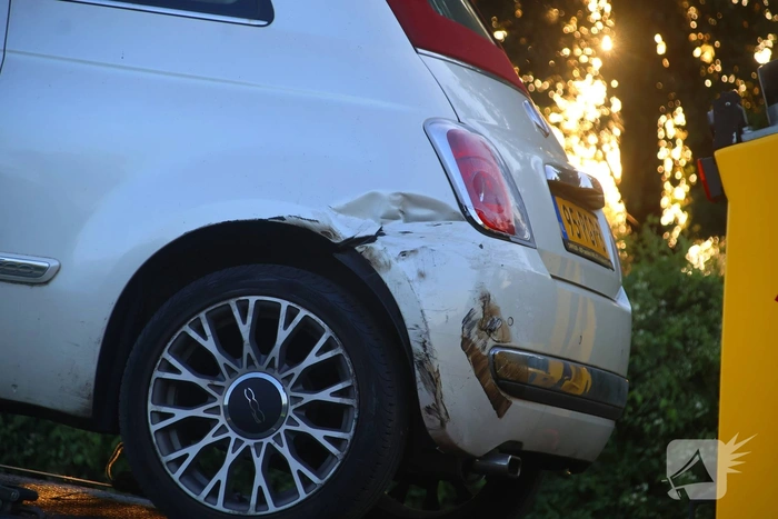 Gewonde en ravage nadat auto op zijkant belandt