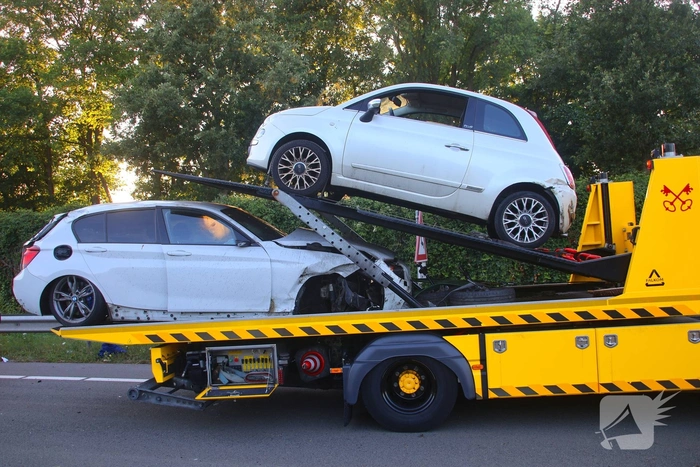 Gewonde en ravage nadat auto op zijkant belandt