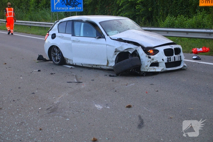 Gewonde en ravage nadat auto op zijkant belandt
