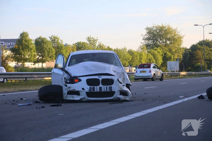 Gewonde en ravage nadat auto op zijkant belandt