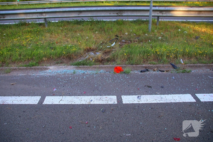 Gewonde en ravage nadat auto op zijkant belandt