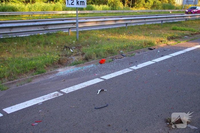 Gewonde en ravage nadat auto op zijkant belandt