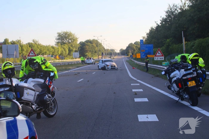 Gewonde en ravage nadat auto op zijkant belandt