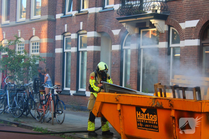 Brandstichting in puincontainer zorgt voor rookontwikkeling