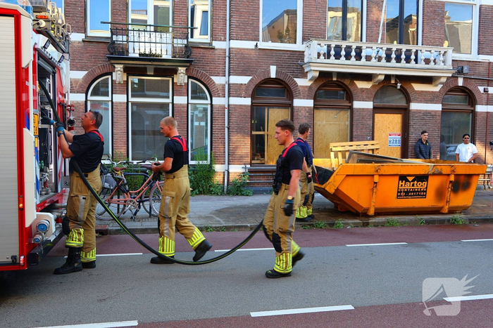 Brandstichting in puincontainer zorgt voor rookontwikkeling
