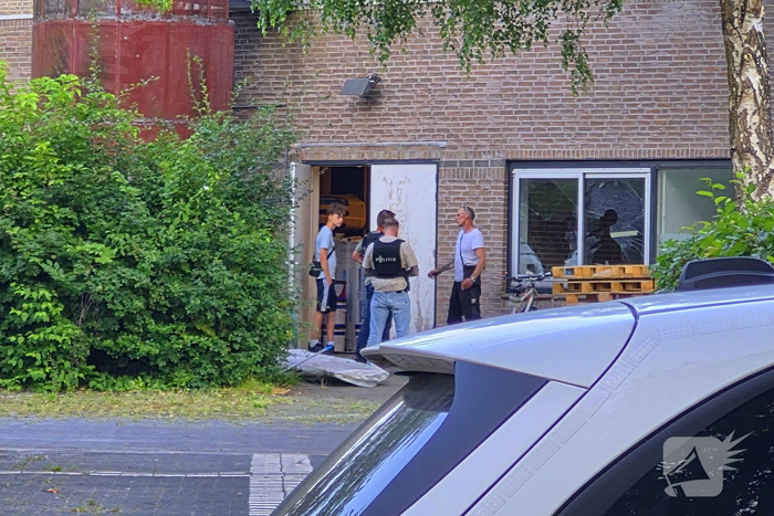 Brandweer assisteert politieagenten in kogelwerende vesten