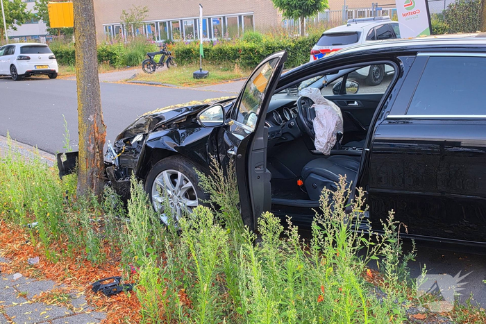 Auto botst tegen boom