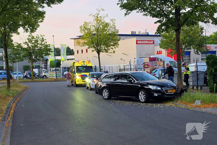 Auto botst tegen boom
