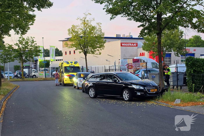 Auto botst tegen boom