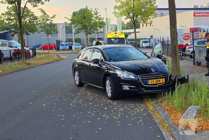 Auto botst tegen boom