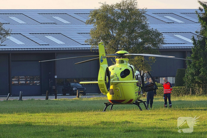 Auto crasht tegen lantaarnpaal na aanrijding